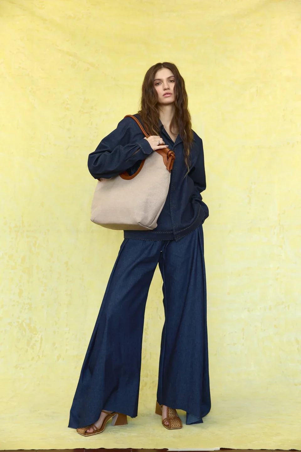 Spring Summer 2027: Full-length tailoring with the cream shoulder bag