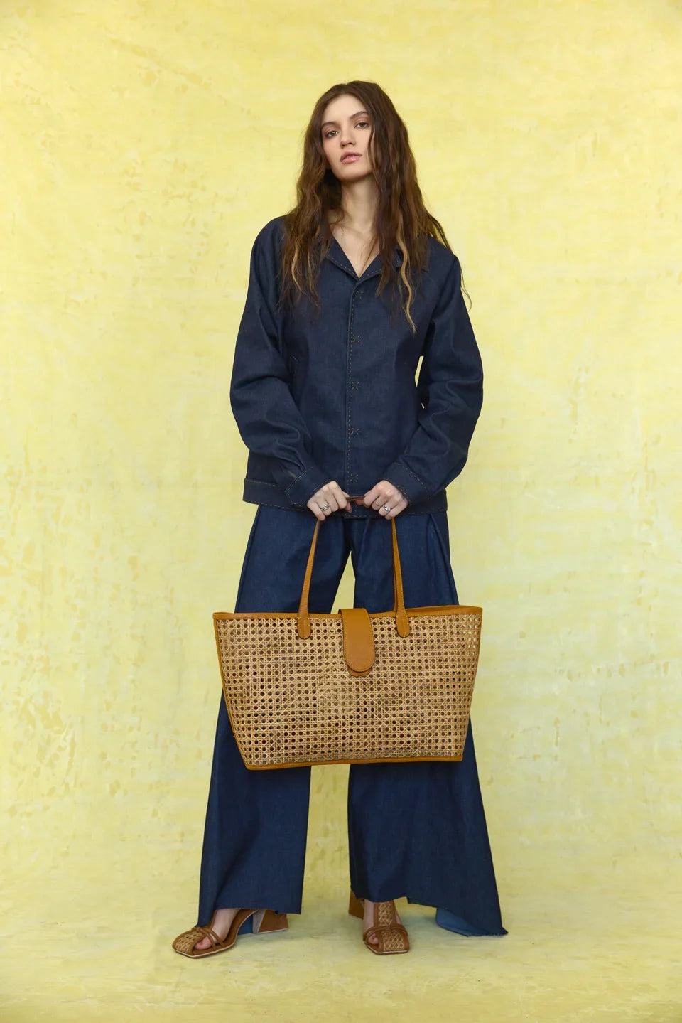 Spring Summer 2027: Front-facing full-length view of the structured woven tote