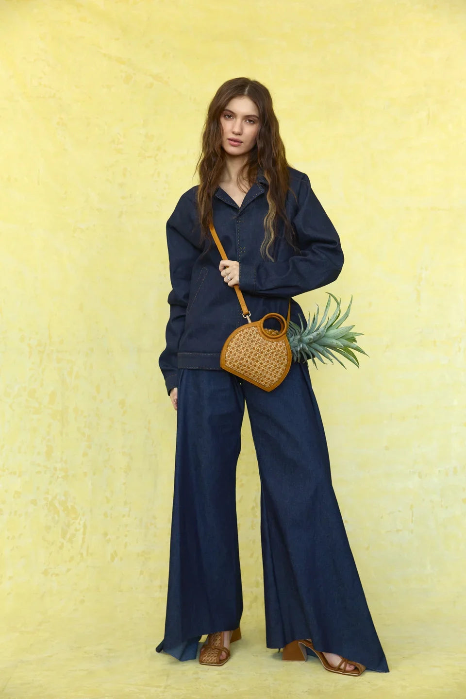 Spring Summer 2027: Round woven crossbody silhouette