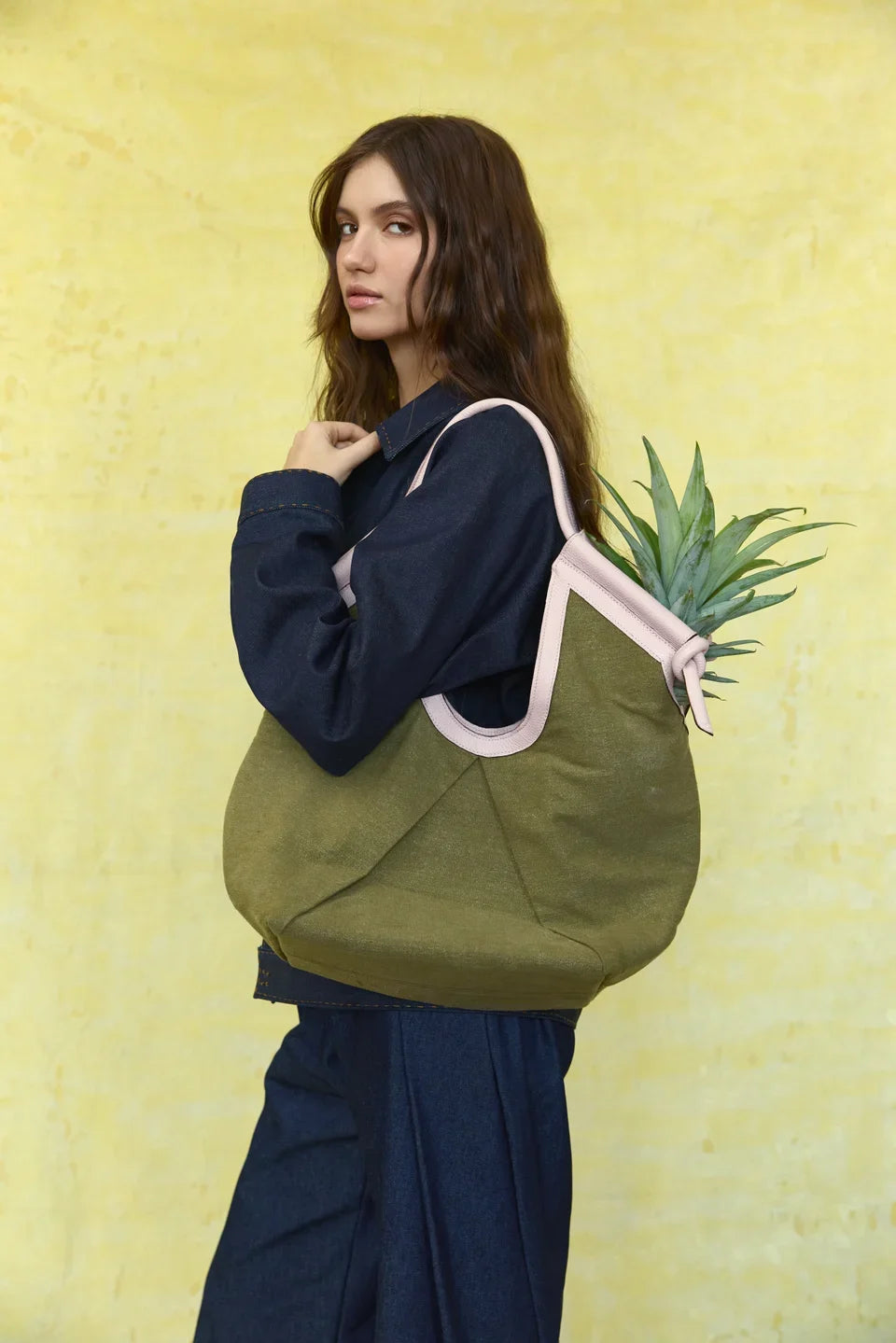 Spring Summer 2027: Close shoulder view of the large olive bag